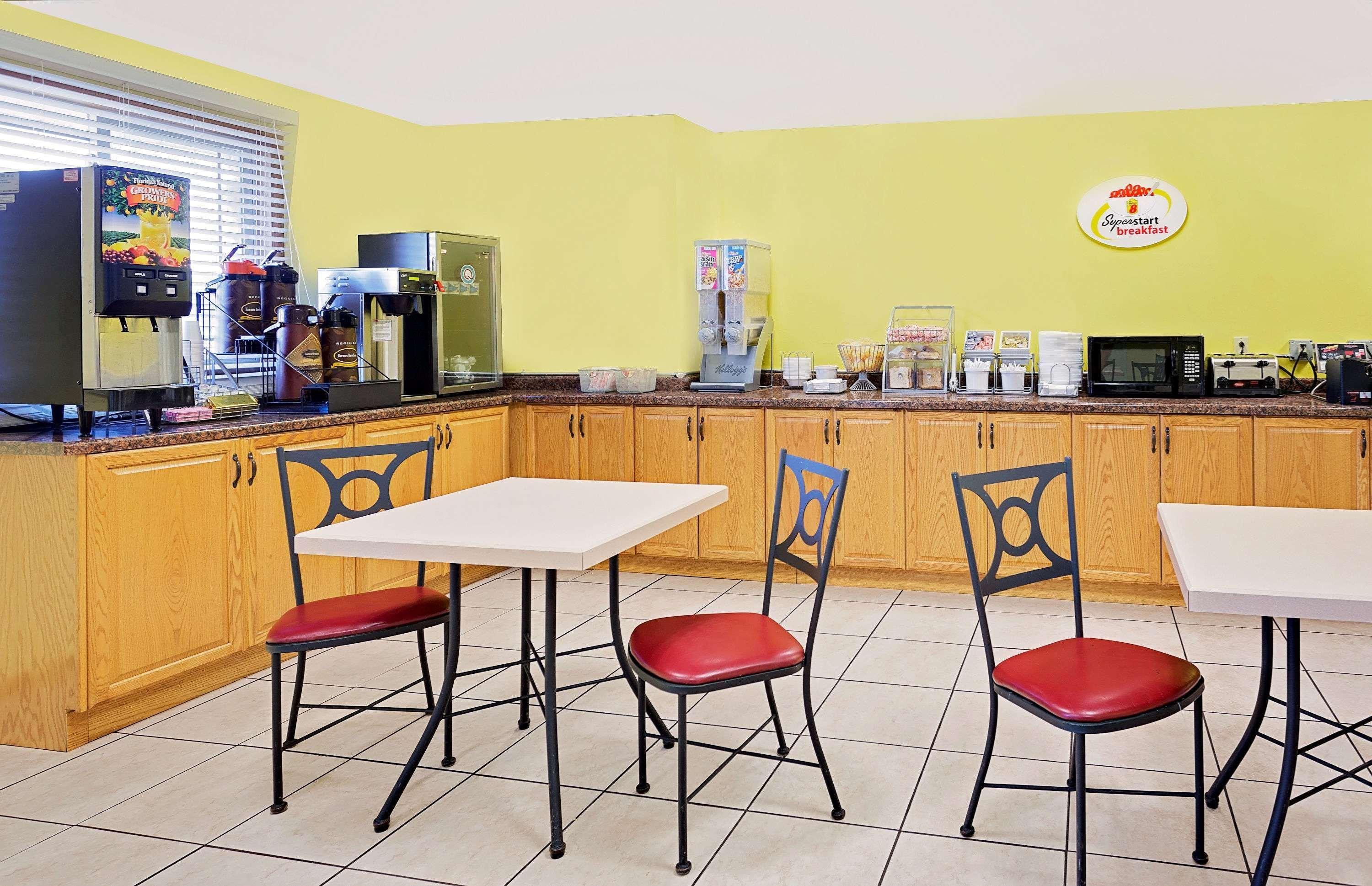 Super 8 By Wyndham Sturgeon Bay Hotel Exterior photo